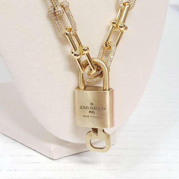 Authentic Louis Vuitton Lock & Key w/unbranded 925 Pure Silver Horseshoe Chain - Picture 3 of 12